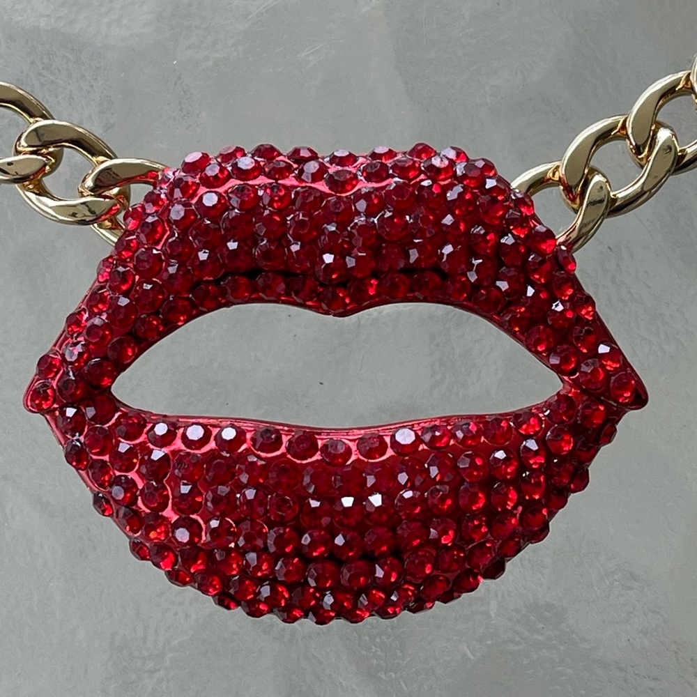 NEW Natasha Lips Chain/Necklace